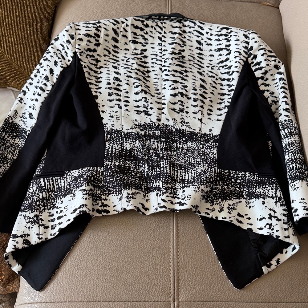 BCBGMaxAzria Monochrome Patterned Blazer size S. Elegant blazer. - Picture 4 of 6
